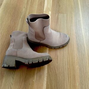 Chelsea Boots - fits like a 7